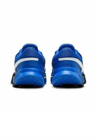 Zapatillas deportivas azules con parte superior texturizada, acentos de rayas blancas y una suela azul acolchada con patrones de tracción en negro.