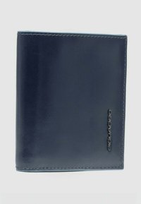 Marineblauwe leren portemonnee met een gladde textuur, voorzien van gestikte randen en een subtiel logo-accent aan de voorkant.