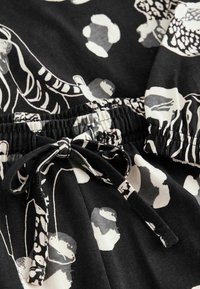 Next REGULAR FIT SET - Pyjama - black & white tiger