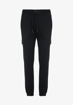 Černé cargo kalhoty z látky, s elastickým pasem na šňůrku, dvěma bočními kapsami a zúženými nohavicemi. Hladký povrch, praktický design.