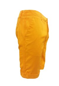 Pantalones cortos de hombre en algodón amarillo brillante. Presentan un corte recto, dobladillos doblados y bolsillos laterales. Textura suave con costuras visibles mínimas.