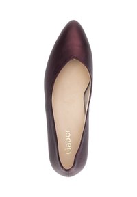 Chaussure en cuir bordeaux à enfiler avec un bout pointu et un design découpé. Texture lisse, matériel minimal et logo doré "Gabor" à l'intérieur.