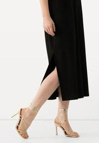 Ulla Popken MIDI EN TISSU FLUIDE LIGNE EN A COL EN V SANS MANCHES - Jerseykleid - black