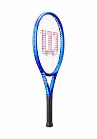 Blauwe tennisracket met een ronde kop, zwarte textuur grip en een rode "Wilson" logo. Beschikt over een wit snarenpatroon en duurzame materialen.