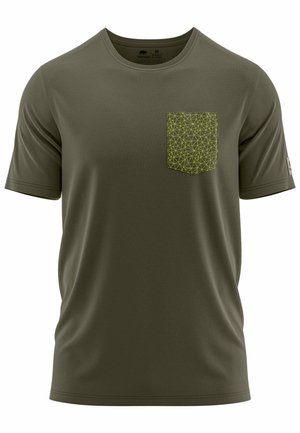Olivgrünes T-Shirt mit einer strukturierten, geometrisch gemusterten Tasche in hellem Gelb. Kurze Ärmel, Rundhalsausschnitt und weicher Stoff.