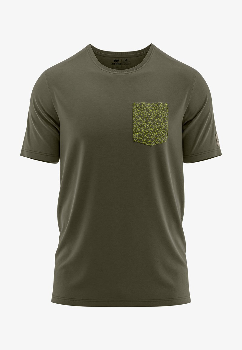 Olivgrünes T-Shirt mit einer strukturierten, geometrisch gemusterten Tasche in hellem Gelb. Kurze Ärmel, Rundhalsausschnitt und weicher Stoff.