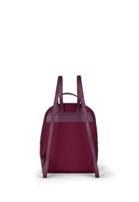 Burgundy läderryggsäck med justerbara remmar och en slät yta. Har ett handtag upptill och en minimalistisk design utan synlig hårdvara.