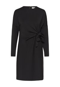Czarna sukienka o długim rękawie, do kolan, z okrągłym dekoltem i szczegółem w postaci węzła z boku, na białym tle.
