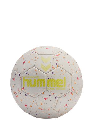 Trainingsball, weiß mit buntem Spritzmuster in Orange, Pink und Lila; verfügt über sechseckige Paneele und ein Logo mit strukturierter Oberfläche.