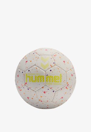 Trainingsball, weiß mit buntem Spritzmuster in Orange, Pink und Lila; verfügt über sechseckige Paneele und ein Logo mit strukturierter Oberfläche.