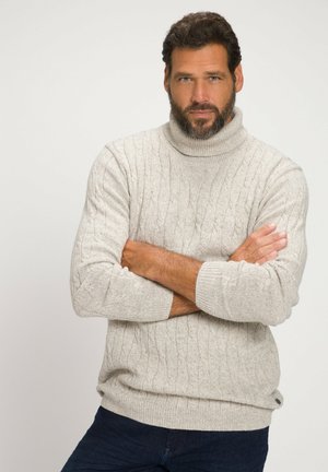 Hellgrauer gestrickter Rollkragenpullover mit gerippten Bündchen und Zopfmuster. Getragen über dunkelblauen Jeans, mit lockerer Passform und weichem Textil.