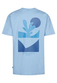 Světle modré bavlněné tričko s grafickým designem abstraktních tvarů v různých odstínech modré, s textem blízko spodní části.
