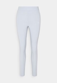 Helle blaue Leggings aus elastischem Stoff mit einer figurschmeichelnden Passform, ausgestattet mit einem kleinen weißen Adidas-Logo auf dem Oberschenkel. Glatte Textur.