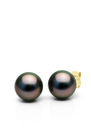 Boucles d’oreilles clous en perle noire avec fermoirs papillon dorés, reflétant la lumière sur fond blanc.