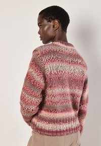 Strickpullover mit rundem Halsausschnitt, der horizontale Streifen in den Farben Rosa, Beige und Grau aufweist; strukturierter, bequemer Stoff.