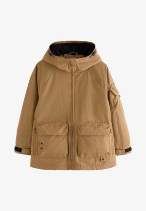 Giacca isolante marrone con cappuccio, dotata di due tasche anteriori con patta, chiusura con zip e dettagli neri sui polsini. Texture liscia.