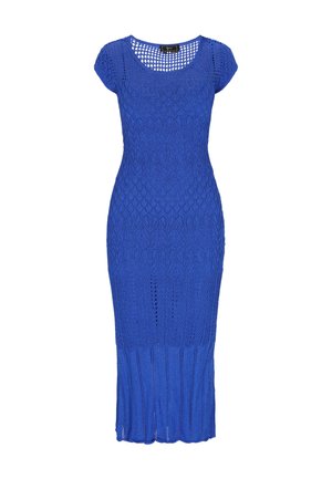 Szydełkowana niebieska sukienka z krótkimi rękawkami, wyróżniająca się teksturowanym, diamentowym wzorem oraz dopasowanym krojem rozszerzającym się u dołu.