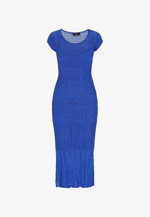 Gebreide blauwe jurk met korte mouwen, met een gestructureerd diamanten patroon en een getailleerde silhoeet die uitloopt aan de zoom.