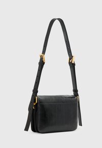 Borsa a spalla in pelle nera con finitura texture, tracolla regolabile e dettagli in metallo dorato. Forma rettangolare compatta.