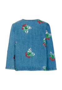 Kurtka dżinsowa, jasnoniebieska, zdobiona zielonymi haftowanymi kokardkami z cekinami oraz czerwonymi wisienkami, z długimi rękawami, luźnym krojem i surowymi wykończeniami na dole.