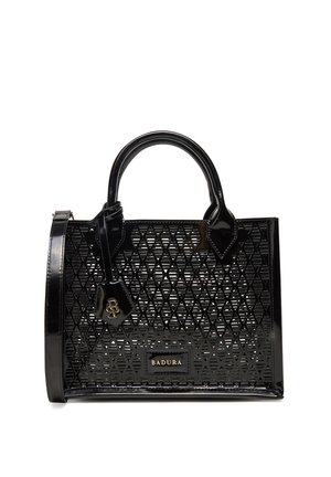 Schwarze Handtasche aus Lackleder mit dreieckigem Ausschnittmuster, zwei Griffen, abnehmbarem Schulterriemen und goldener Badura-Logo-Plakette auf der Vorderseite.