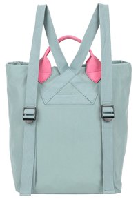 Mochila de nailon azul claro con acentos de cuero rosa, con correas en forma de cruz y hebillas laterales ajustables. Diseño compacto y versátil.