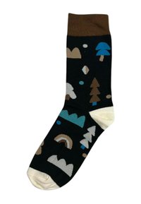 Schwarze Socke mit braunem Bündchen, cremefarbenem Zehen- und Fersenbereich, mit abstrakten Bäumen, Wolken und Formen in Blau, Braun, Grau und Cremefarben.