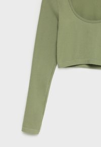 Rippierter langärmeliger Cropped-Tee in olivgrün, mit einem tiefen runden Ausschnitt und weichem Material, enganliegenden Ärmeln und einem Saum, der über der Taille endet.