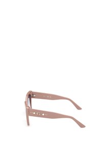 Gafas de sol con un marco rectangular de plástico de color rosa claro. Presentan lentes oscurecidos, detalles en metal y un logotipo en el lateral.