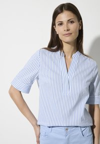 Gestreifte blaue und weiße Kurzarmbluse mit kragenlosem Ausschnitt, entspanntem Schnitt und dezentem Frontdesign.