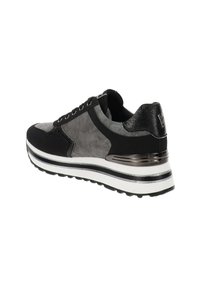 Zapatilla negra y gris con un upper texturizado, diseño de cordones, suela blanca gruesa y acentos metálicos en el talón y el costado.