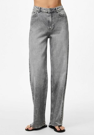 High-waisted gray denim jeans with a loose fit, featuring side pockets and visible stitching. Smooth texture with a worn effect.