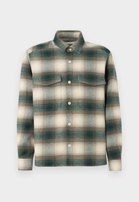 Camisa a cuadros en tonos de verde, beige y marrón. Hecha de una tela texturizada con un cierre de botones en el frente y dos bolsillos en el pecho.
