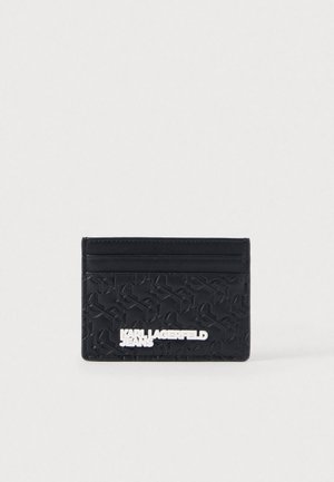 Porta-cartões Karl Lagerfeld em preto, com padrão em relevo e texto do logo em branco, apresentando três slot de cartões horizontais.