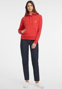 Guess Jeans REG MINI TRIANG  - Felpa con cappuccio - rot