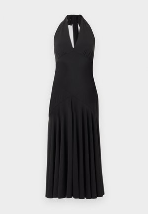 Μαύρο μίντι φόρεμα με halter-neck, βαθύ V ντεκολτέ και πλισέ φούστα σε απλό ανοιχτό φόντο.