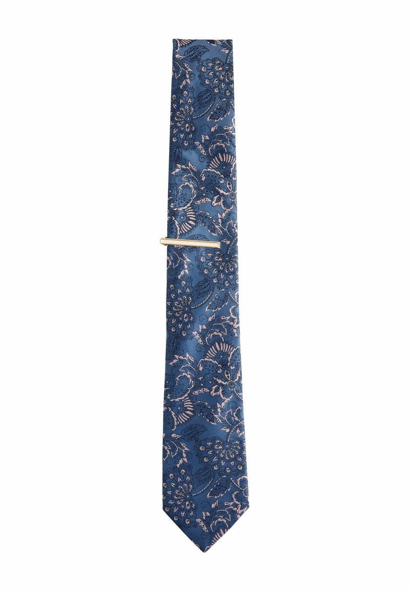 Cravate bleue ornée d'un motif floral en rose et bleu foncé. Fabriquée dans un tissu texturé avec un design étroit et une barrette en métal en accent.