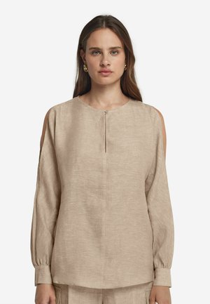 Blusa di lino beige con design a spalle scoperte, scollatura rotonda e chiusura con bottoni sul davanti. Maniche lunghe con dettaglio ai polsini. Texture morbida.