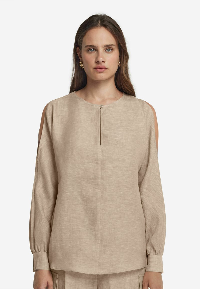 Beige Leinenbluse mit kalten Schultern, rundem Ausschnitt und Knopfverschluss vorne. Lange Ärmel mit Manschettendetail. Weiche Textur.