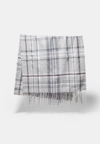 Écharpe à carreaux grise avec des bords en franges, fabriquée en tissu doux. Le motif comprend des rayures alternées en gris foncé et blanc.