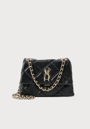 Czarna pikowana skórzana torebka na złotym łańcuszku z ozdobnym logo. Posiada klapę zamykającą oraz miękką fakturę.