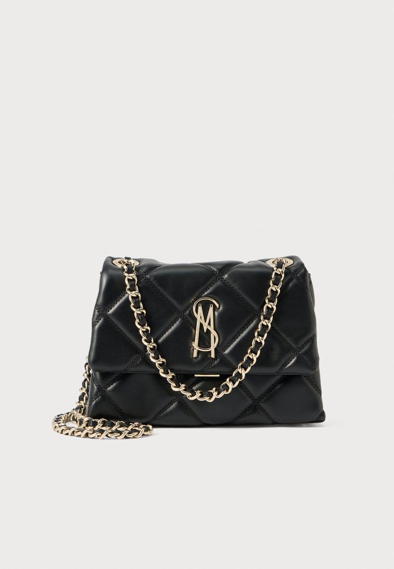 Czarna pikowana skórzana torebka na złotym łańcuszku z ozdobnym logo. Posiada klapę zamykającą oraz miękką fakturę.