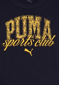Marinblå bomullströja med stora gula "PUMA"-bokstäver och mindre text "sports club", samt en gul puma-logotyp.
