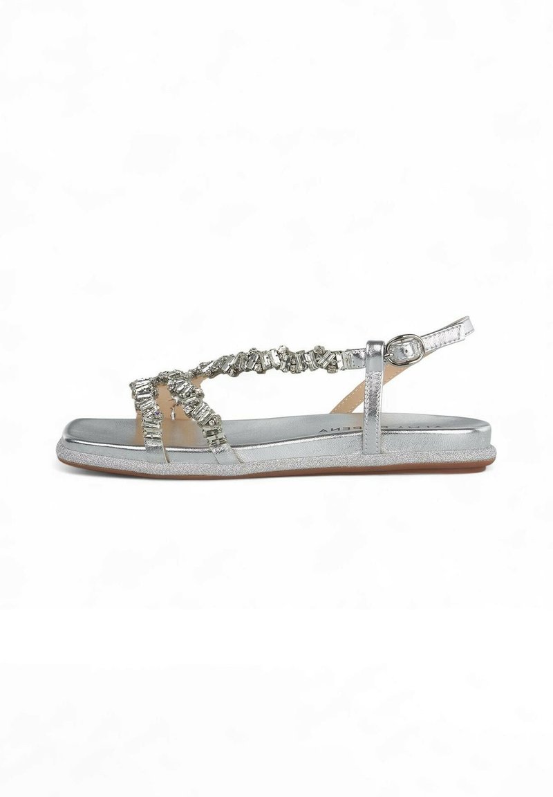 Sandalia plateada con tiras entrelazadas adornadas con acentos brillantes, suela plana y hebilla ajustable en el tobillo. Material suave con una superficie texturizada.