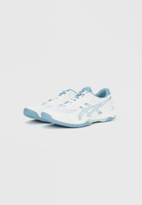 Λευκά και γαλάζια αθλητικά παπούτσια με κορδόνια, πάνινο επάνω μέρος και μοτίβο στη σόλα, τοποθετημένα σε γωνία ώστε να φαίνονται οι εξωτερικές πλευρές και το μπροστινό μέρος.