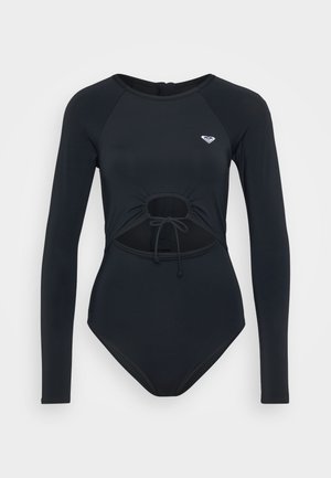 Costum de baie întreg, negru, cu mânecă lungă, cu o decupare în partea de mijloc a frontalului și siret reglabil, având un mic logo alb pe piept.