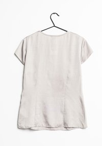Blusa grigia chiara a maniche corte vista da dietro, realizzata in un tessuto liscio con scollatura arrotondata e orlo dritto.