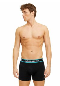 Boxer shorts noirs avec une ceinture bleue et noire arborant le logo "JACK&JONES", fabriqués en tissu doux, au design ajusté et d'une longueur mi-cuisse.