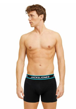 Schwarze Boxershorts mit einem blauen und schwarzen Bund, der das "JACK&JONES"-Logo trägt. Hergestellt aus weichem Stoff, mit figurbetontem Schnitt und mittellanger Beinlänge.
