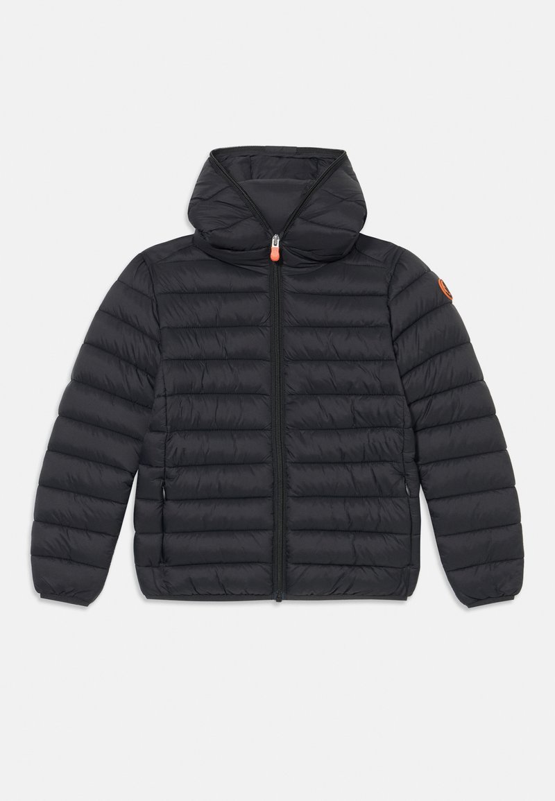 Zwarte puffjack met een afneembare capuchon, gequilt textuur, ritssluiting aan de voorkant en een oranje accent op de linkermouw.